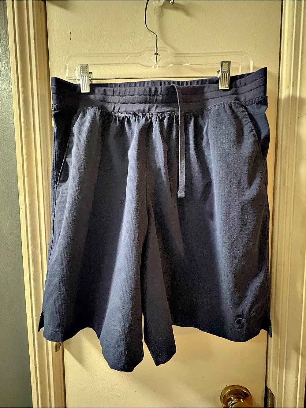 Under Armour Black Athletic Shorts size Large
